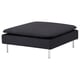 Pouf quadrato nero con piano inclinato, quattro gambe in metallo, rivestito in tessuto.