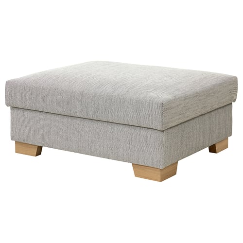 Un poggiapiedi SÖRVALLEN grigio con gambe in legno, rivestito in tessuto robusto dal design strutturato.