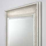 Specchio decorato con intricata cornice strutturata, che si riflette nitidamente. Mostra sottili segni di invecchiamento, aggiungendo fascino vintage. Montato in modo sicuro su una parete liscia.