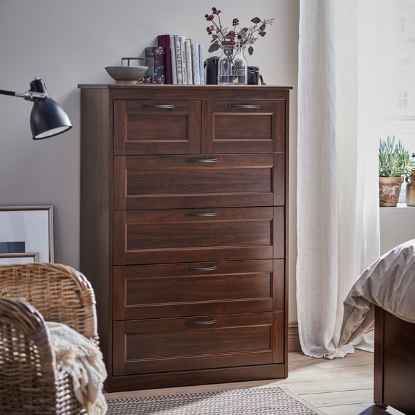 DUMOS Cassettiera In Tessuto E Legno, 8 Cassetti, Con 2 Contenitori In Tessuto – Comò Per Camera Da Letto O Ingresso, Marrone