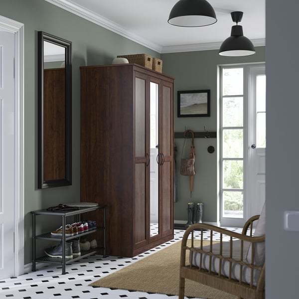 Ingresso elegante con armadio SONGESAND, scarpiera, panca, pavimento a scacchi e luce naturale.