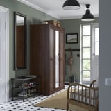 Ingresso elegante con armadio SONGESAND, scarpiera, panca, pavimento a scacchi e luce naturale.