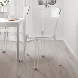 Sedia in acrilico trasparente impilabile, si fonde nello spazio, design moderno.