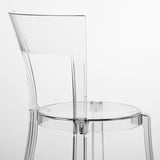 Sedia trasparente e impilabile con schienale e seduta curva, quattro gambe con poggiapiedi in gomma. Design moderno e trasparente.