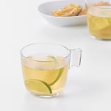 Tazze di vetro con lime e biscotti