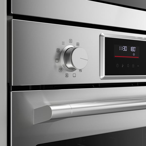 Pannello moderno del forno in acciaio inox con quadrante centrale e display digitale.