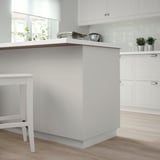 Cucina moderna bianca con isola grigia, design pulito e minimalista.