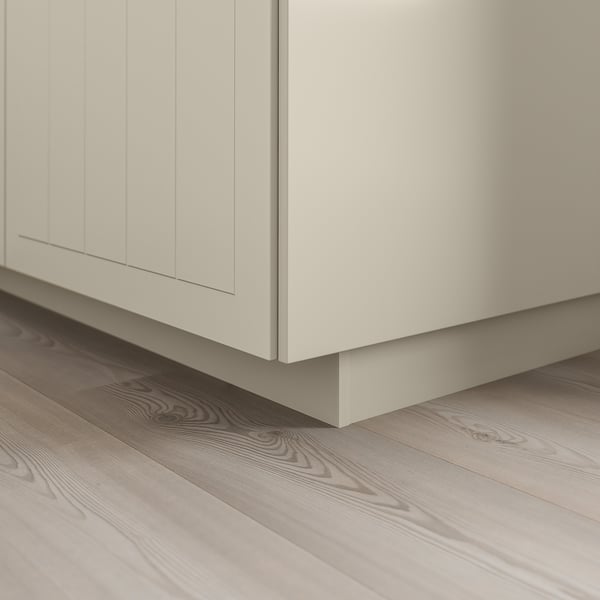 Zoccolo bianco per mobili da cucina che copre la fessura del pavimento, parte della serie STENSUND.