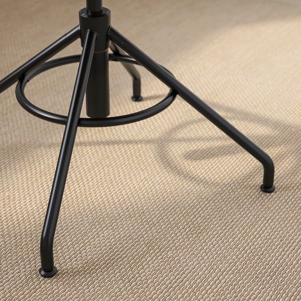 Base per sedia in metallo nero con anello rotondo, tre gambe curve che terminano con piedini neri, robusta e robusta.