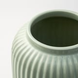 Vaso verde con creste verticali