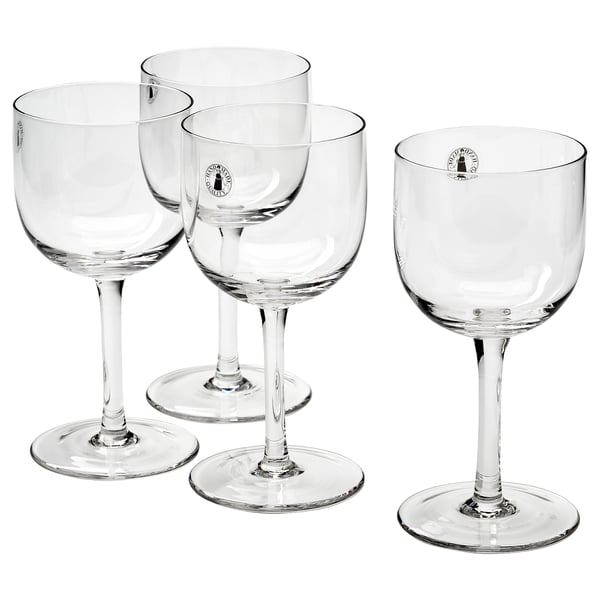 Quattro bicchieri da vino in vetro in forma quadrata, collezione STOCKHOLM 2025.