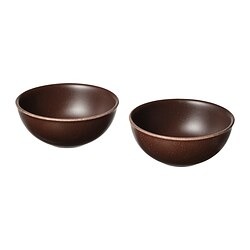 Due ciotole rotonde in ceramica marrone scuro, lucide, con sottili macchioline, ispirate all'estetica giapponese.