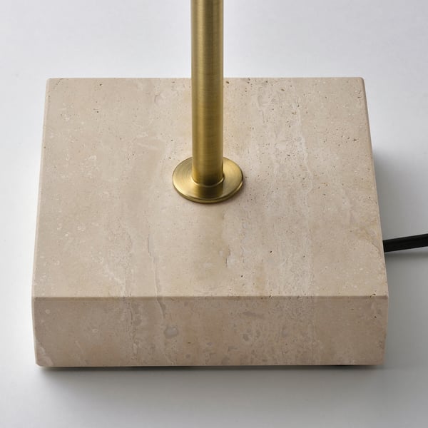 Lampada moderna con base in ottone su pietra di travertino, elegante e stabile.