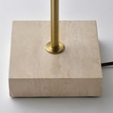 Lampada moderna con base in ottone su pietra di travertino, elegante e stabile.