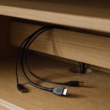 Mobile tv in legno con piedini regolabili e ante scorrevoli, che mette in mostra la gestione dei cavi con cavi a vista.