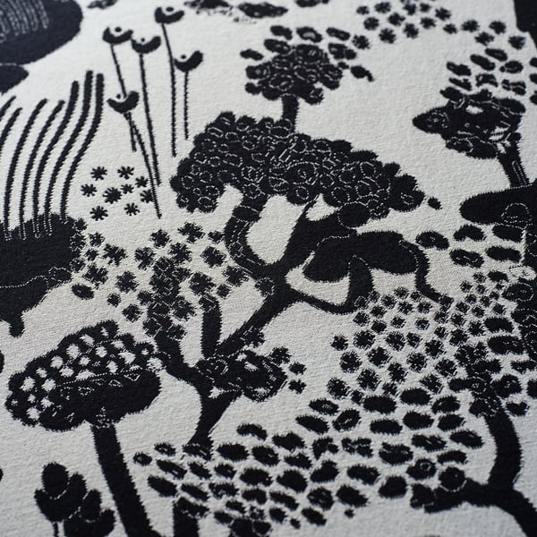 Dettaglio in tessuto floreale monocromatico; motivo intricato e di alta qualità.