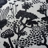 Dettaglio in tessuto floreale monocromatico; motivo intricato e di alta qualità.