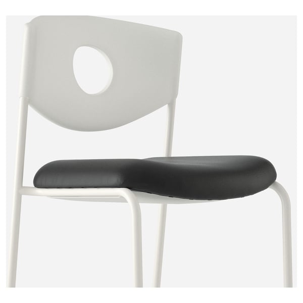 Sedia bianca impilabile con cuscino di seduta nero, design dello schienale arioso.