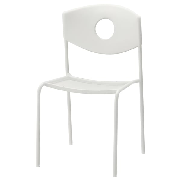 Una sedia STOLJAN bianca con un intaglio circolare sullo schienale, un design moderno e una struttura leggera in plastica e metallo.