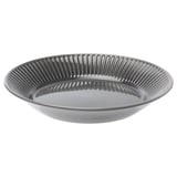 Ciotola in ceramica grigia con design a coste, forma rotonda. Fa parte della collezione STRIMMIG.