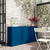 Mobile SUNDSÖ blu contro muro di mattoni, barattoli di vetro e sedia bianca.
