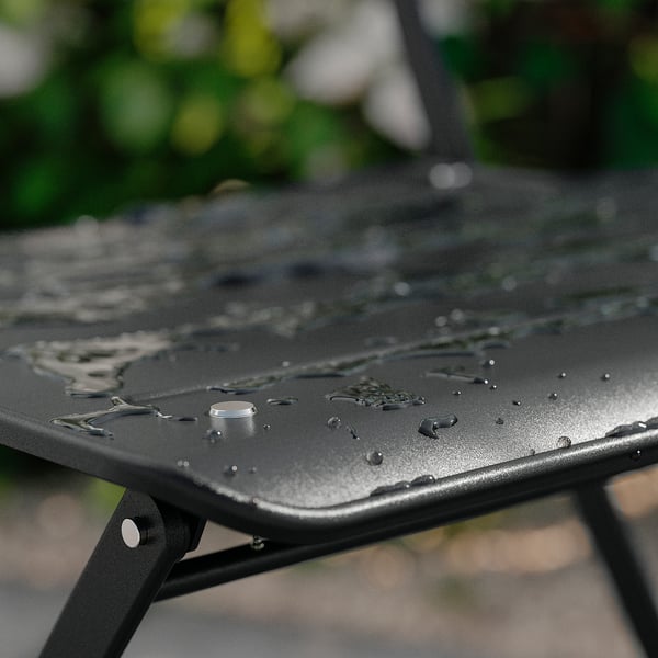 Tavolo da esterno nero con gocce d'acqua, parte della collezione SUNDSÖ, struttura in acciaio verniciato a polvere.