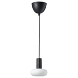 Lampada a sospensione nera con lampadina in vetro bianco, design elegante, cordino per appendere, look moderno, stile minimalista.