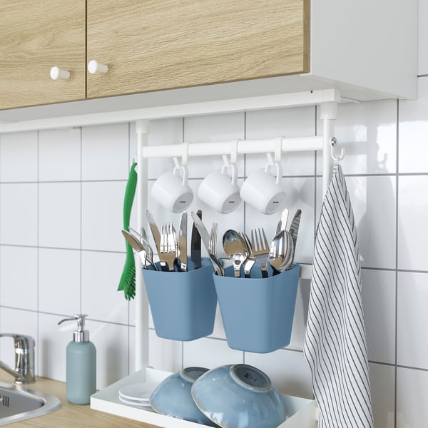 Allestimento della cucina ben organizzato con contenitori e utensili sospesi, utilizzando gli accessori SUNNERSTA per una conservazione efficiente.