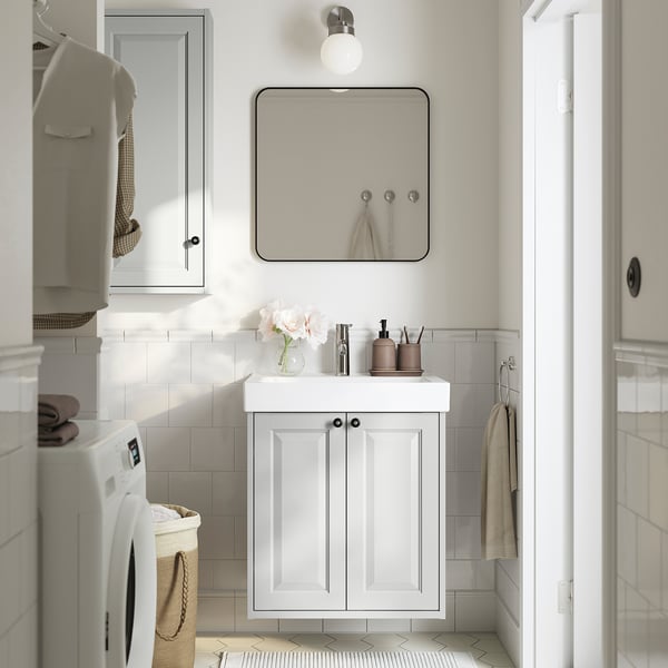 Bagno moderno e compatto con mobile TÄNNFORSEN, lavandino, specchio e asciugamani grigi
