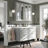Un bagno moderno con doppio lavabo grigio TÄNNFORSEN, con armadi a specchio, doppi lavabi e un design elegante.