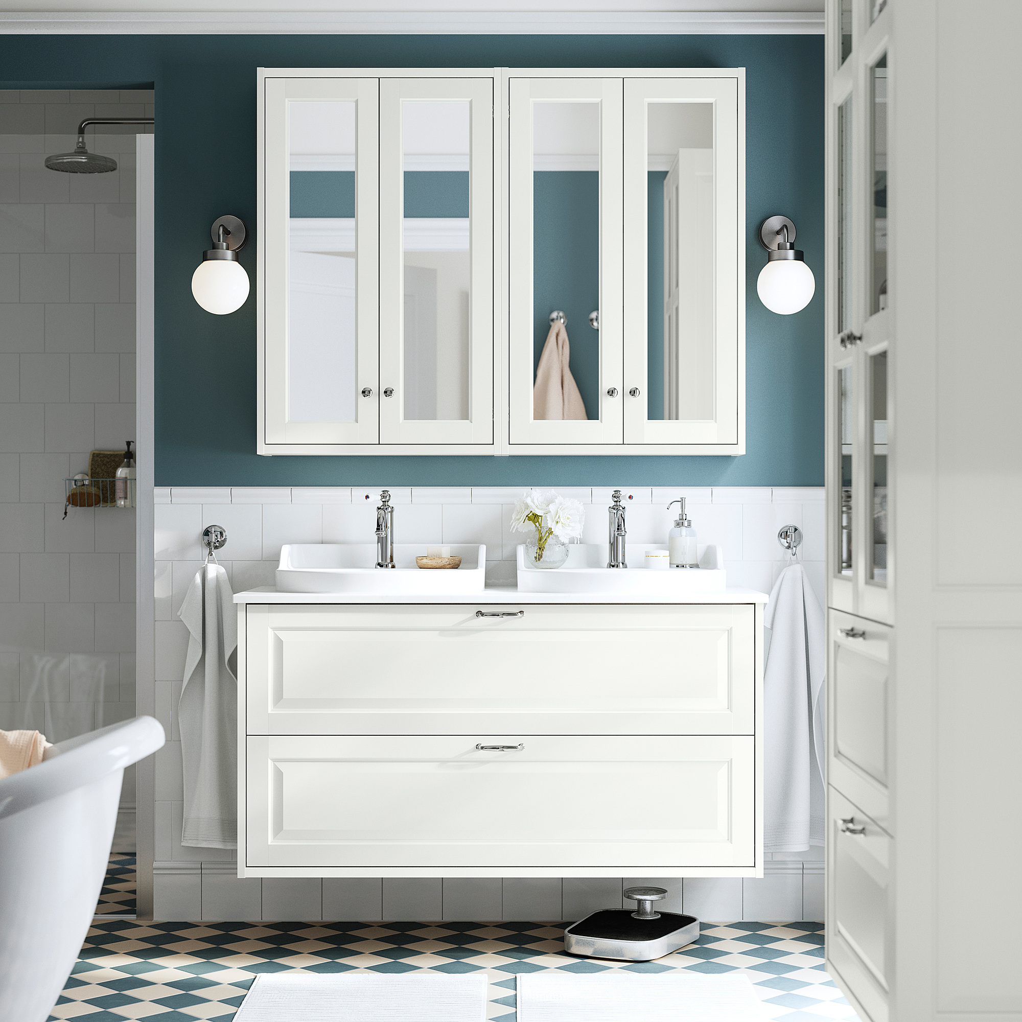 Moderno bagno bianco con grande mobiletto, lavandino e armadietto a specchio. Il pavimento ha piastrelle grigio-blu. Asciugamani, lampade e accessori montati.