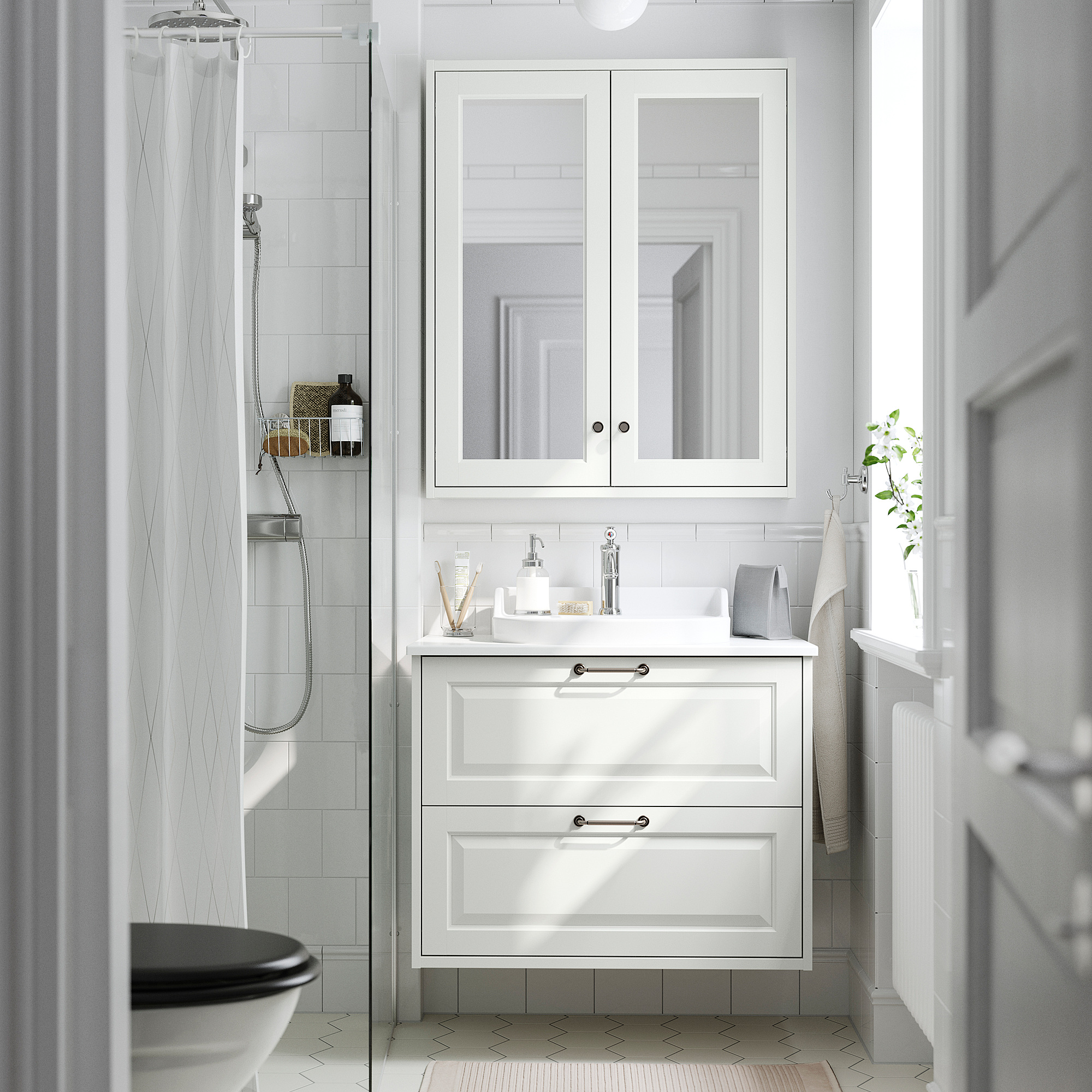 Elegante bagno bianco con lavabo TÄNNFORSEN. Design pulito, doppi cassetti, parete a parete, lavabo in ceramica, infissi cromati.