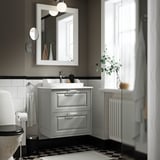 Mobile da bagno grigio TÄNNFORSEN, grande specchio, WC, radiatore, pavimento a scacchi.