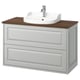 Il mobile lavabo TÄNNFORSEN in grigio chiaro con piano in legno e lavello in ceramica bianca, con due cassetti e bordi smussati per un look artigianale.