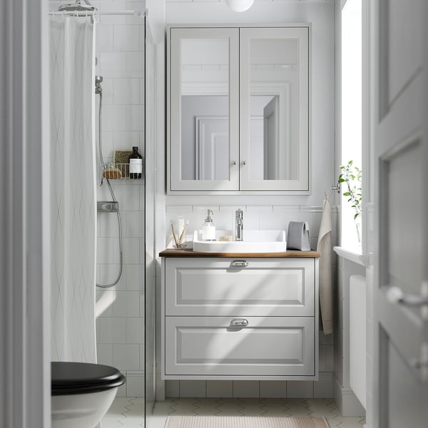 Vanità TÄNNFORSEN bianca, grandi mobili e lavandino, design minimalista.