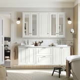 Vanity TÄNNFORSEN bianco con grandi specchi, due lavandini, sanitari cromati e piano in ceramica. Spaziosi vani portaoggetti, asciugamani e tavolino migliorano l'aspetto moderno.