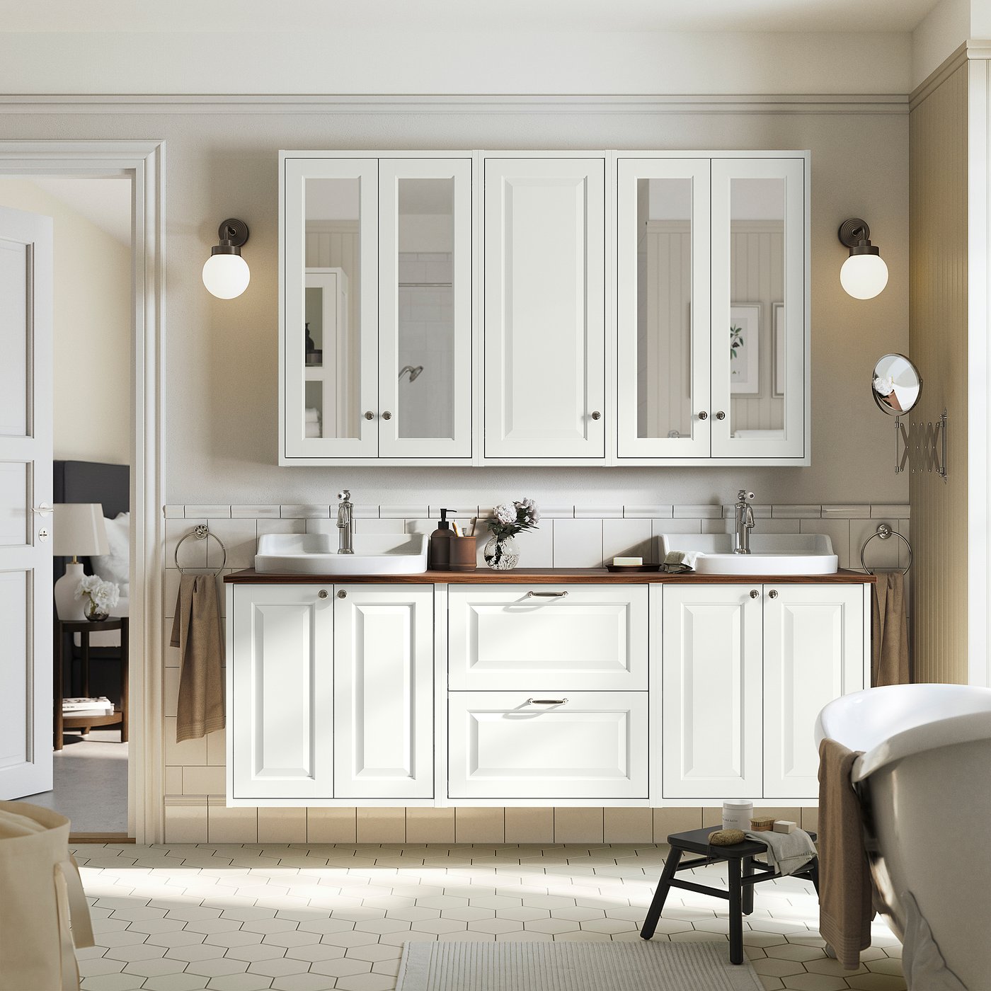 Moderno mobile lavabo bianco doppio con armadi a specchio, piano di lavoro in legno, asciugamani e mini sgabello. Design classico del bagno.