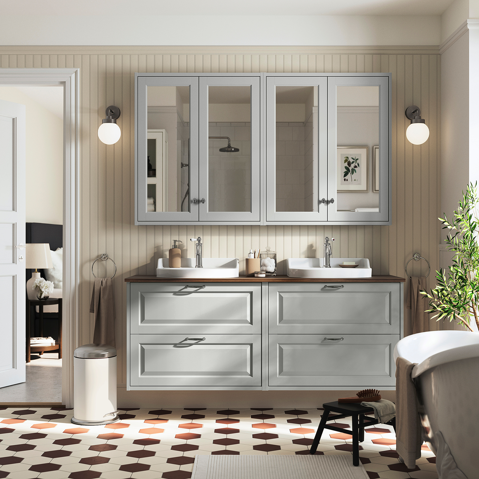 Mobile da bagno grigio TÄNNFORSEN con doppio lavabo, ampio ripostiglio, specchi a parete e luci sferiche. Pavimento esagonale, eleganza moderna.