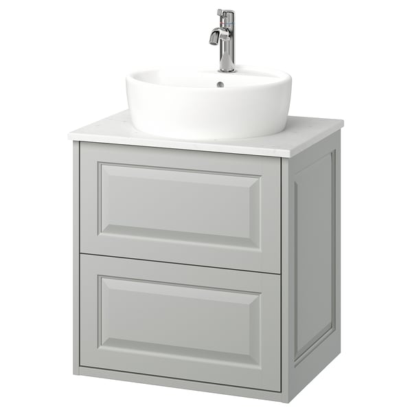 Mobile da bagno TÄNNFORSEN grigio chiaro con lavabo rotondo bianco e rubinetto in argento.