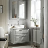Mobile grigio TÄNNFORSEN, lavello bianco, piano in marmo, finestra alta, termosifone.