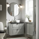 Moderno mobile da bagno grigio TÄNNFORSEN con lavandino, specchio, luci e cassetti, oggetti essenziali e vaso; WC parziale.