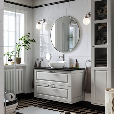 Bagno moderno con lavabo TÄNNFORSEN, grigio chiaro, bordi smussati, lavabo con schienale rialzato, applique, specchio, termosifone, finestra, mobile alto.