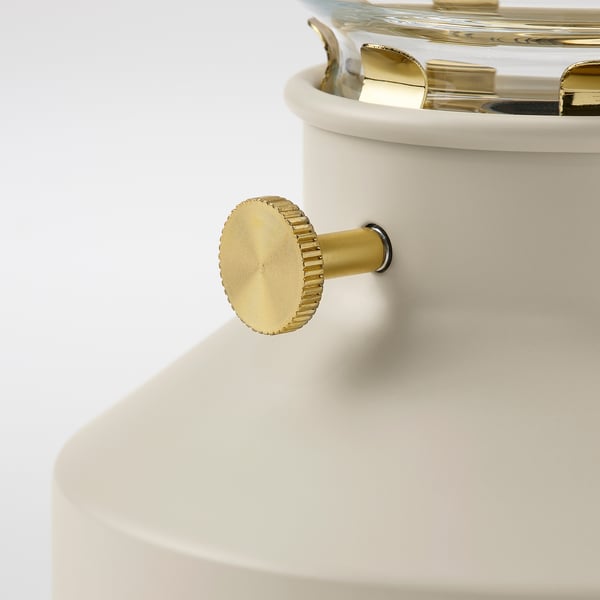 Lampada moderna con accenti dorati e base rotonda.