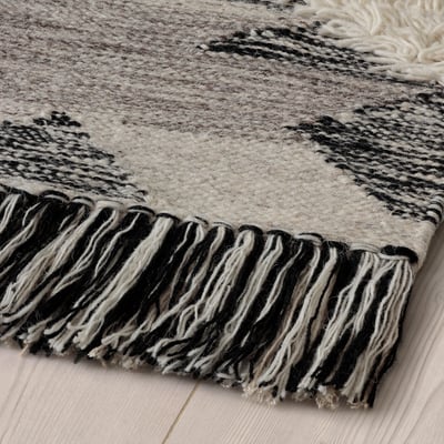 Tappeto TANNISBY, bianco e nero, lana e cotone, disegni geometrici, frange lunghe.