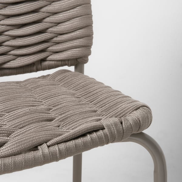 Sedia moderna in vimini, seduta e schienale in polipropilene intrecciato, gambe in metallo curvato.