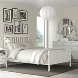 Camera da letto moderna con letto bianco, tappeto grigio. €
