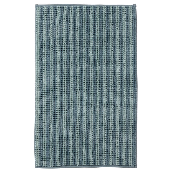 Un tappetino da bagno TOFTBO in blu, rettangolare, con una superficie strutturata e morbida. Realizzato in poliestere riciclato.