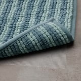Tappetino da bagno leggero e felpato in verde menta con fondo in rete antiscivolo.