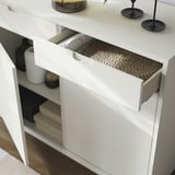 Credenza TONSTAD bianca con cassetto a giorno con vassoio in vimini. Design moderno e minimalista con linee pulite.