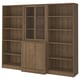 Grande libreria in legno con un mix di sezioni aperte e chiuse. Ripiani e armadi multipli, realizzati in impiallacciatura di rovere. Design classico e organizzato.